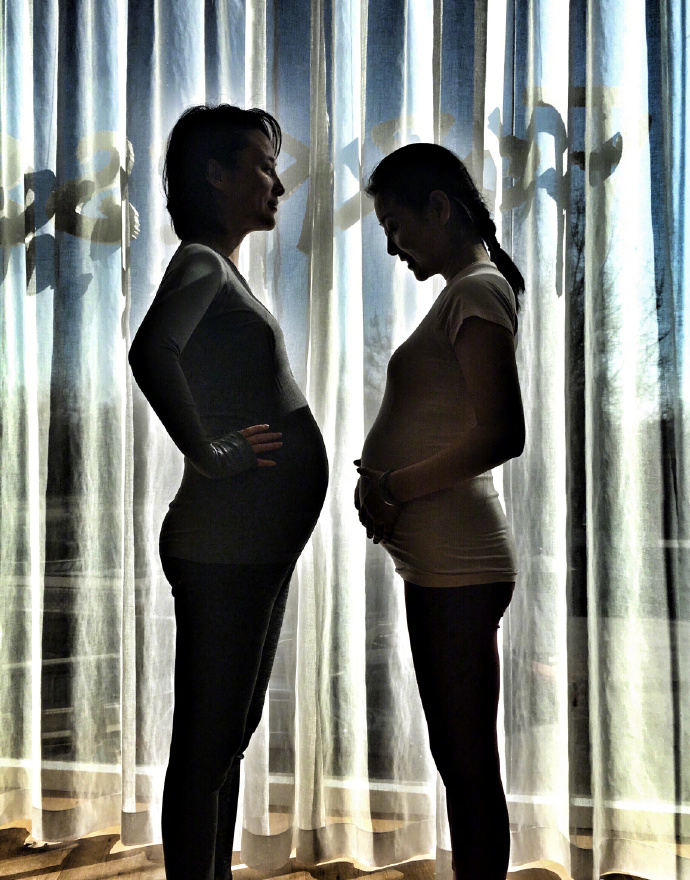 蒋勤勤晒自己二胎孕照同框怀孕的闺蜜 准妈妈好美好自信