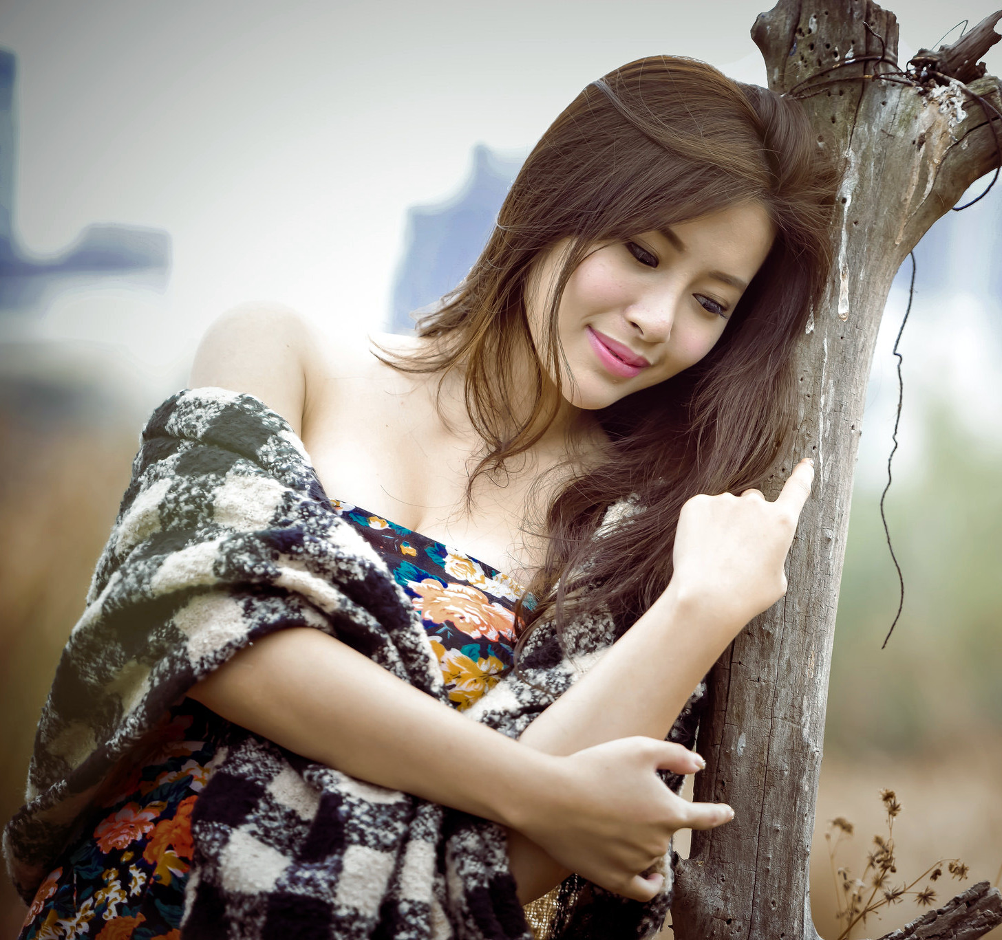 户外里一个长发飘飘如阳光般温暖的美丽女孩