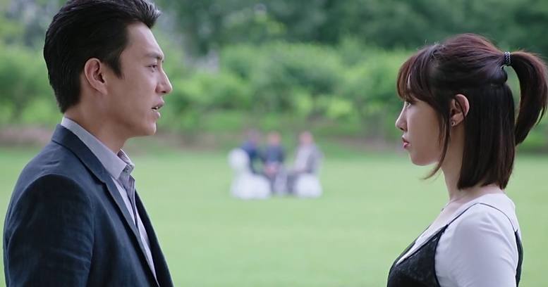 靳东的亲密照之图四:靳东和白百何,俩人相互对视,俏皮的白百何和大叔