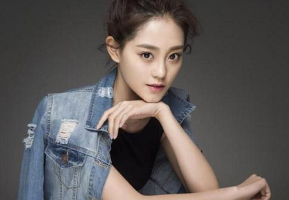 剧中杨菲洋饰演的赵晨曦是一位对自己要求十分严苛,独立而成功的职场