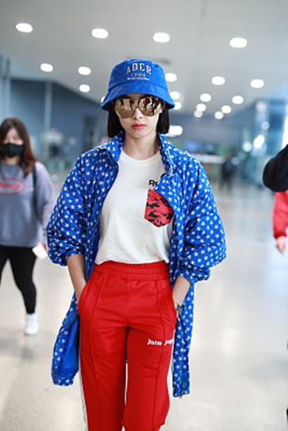 宋茜戴渔夫帽"红配蓝"点亮机场,插兜耍帅演绎街头风