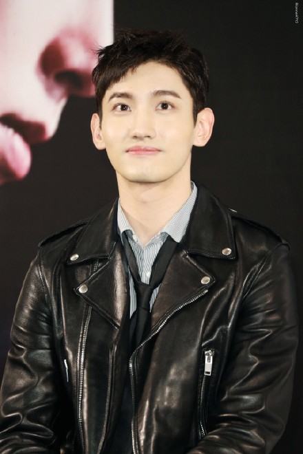 东方神起今日时隔2年8个月回归韩国!守护"韩流帝王"的威严!