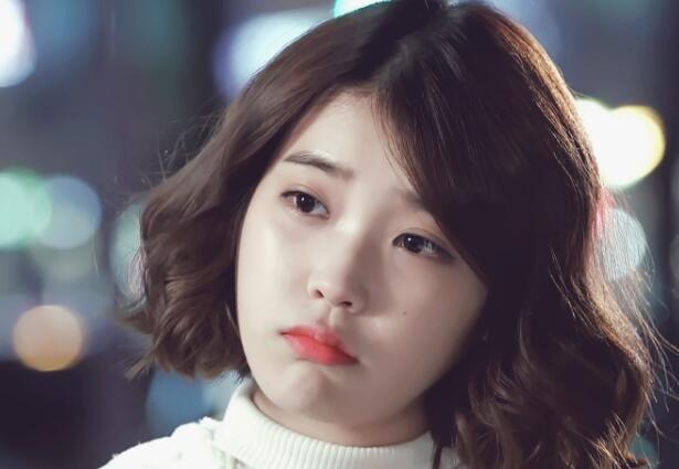 娃娃脸的iu,嘟嘴的样子真的是萌化了,忍不住想去亲一口!