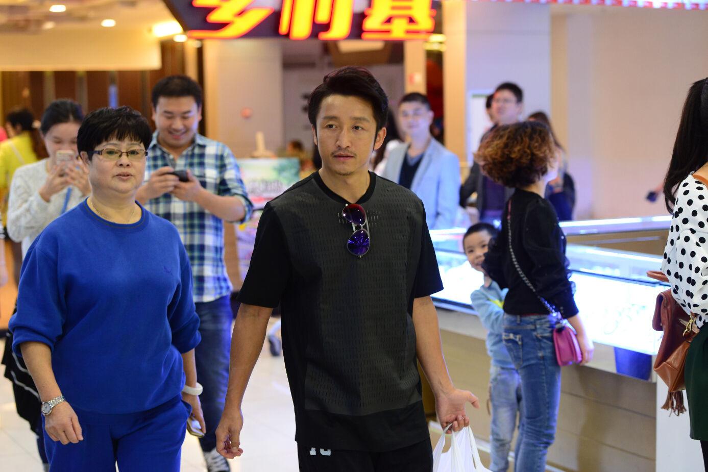 邹市明和这位女人拍合照,冉莹颖不但不会生气还会鼓掌喝彩