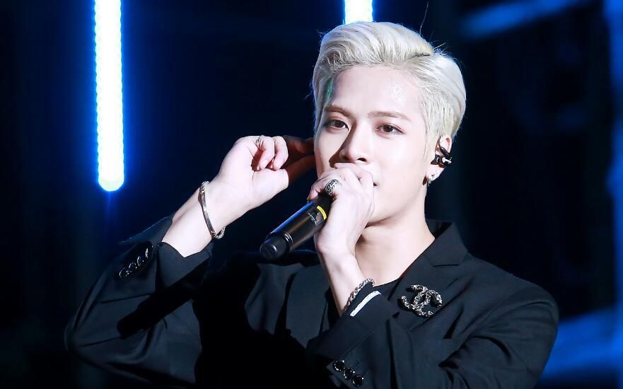 王嘉尔拿起话筒的时候才是最性感的,嘎嘎的粉丝们发现了吗