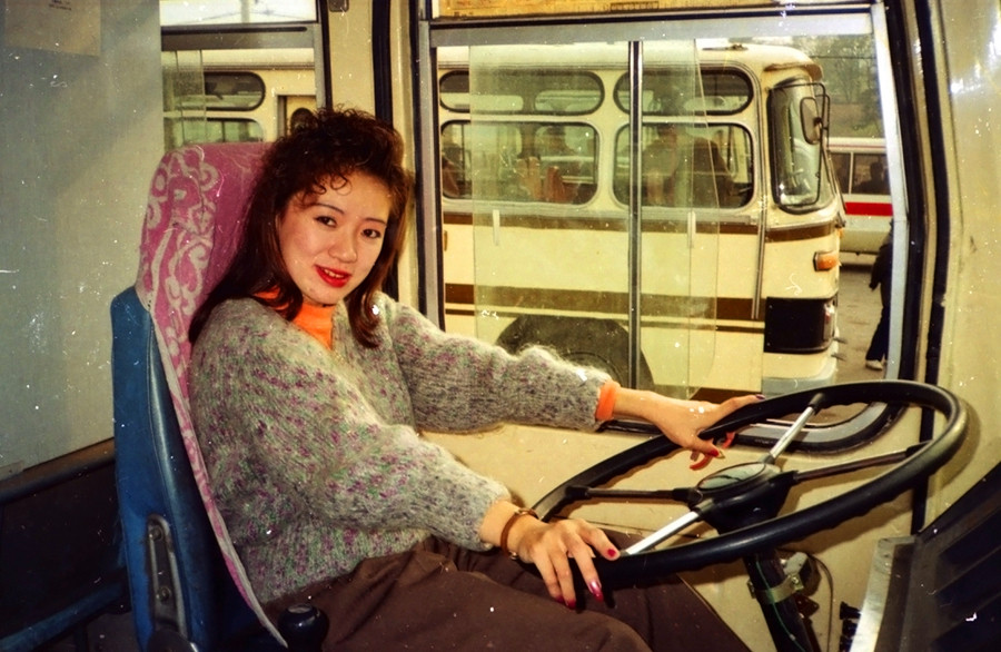 90年代中国老照片:图1女司机非常时髦,最后一张年轻人最喜欢去