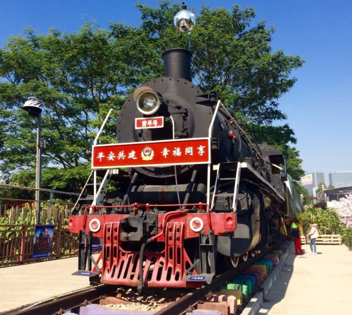 东莞常平 游铁路公园 火车头和油刷得五彩缤纷的铁轨