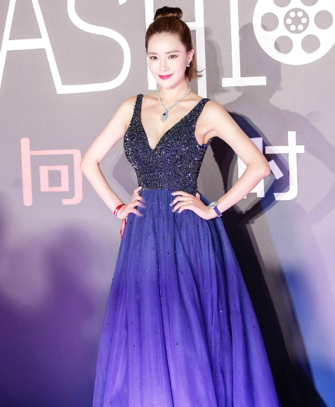 胡然出席《卫斯理》发布会,获任达华称赞最"白"素