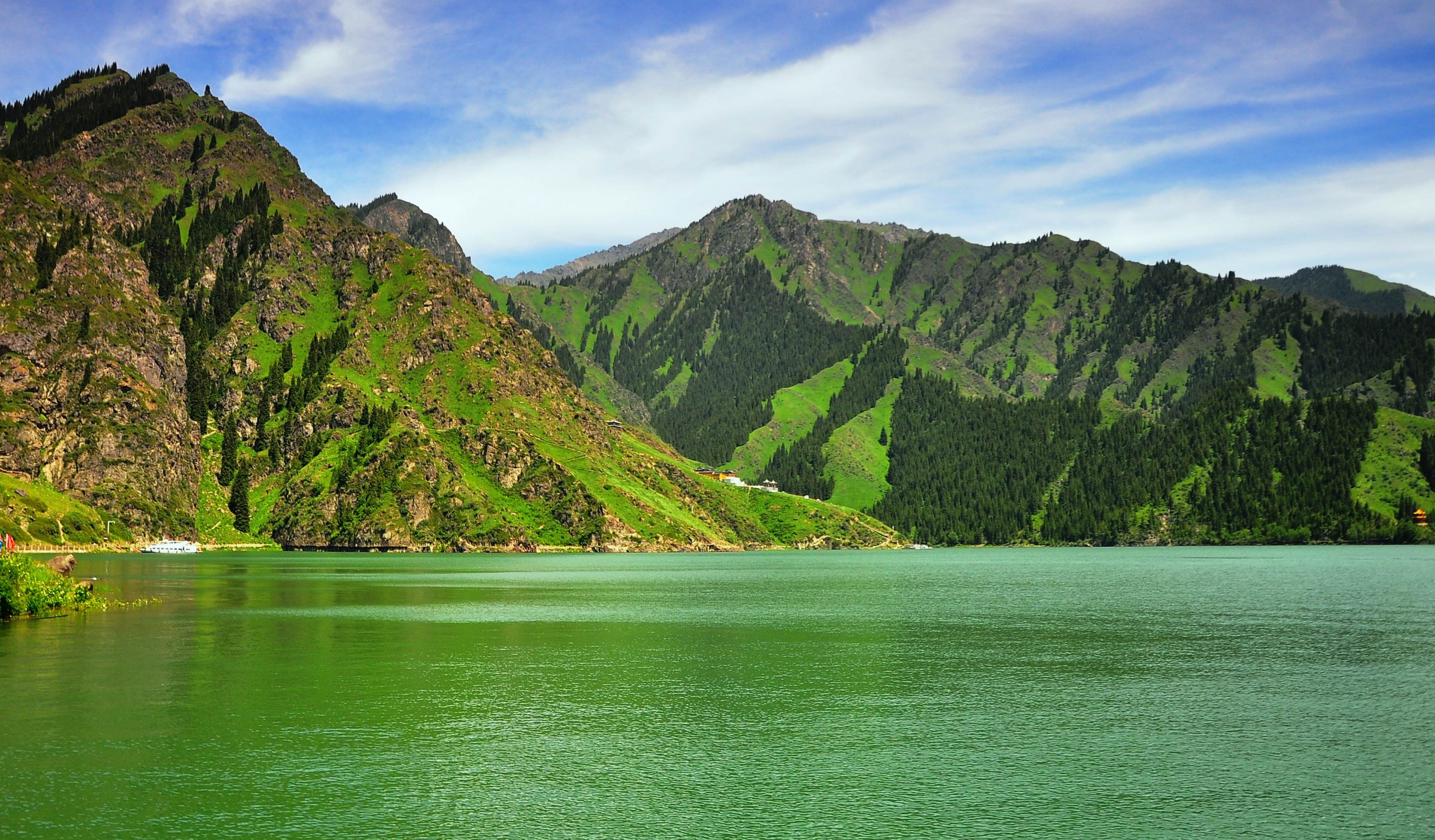 天池,不仅是中外游客的避暑胜地,而且是冬季理想的高山溜冰场