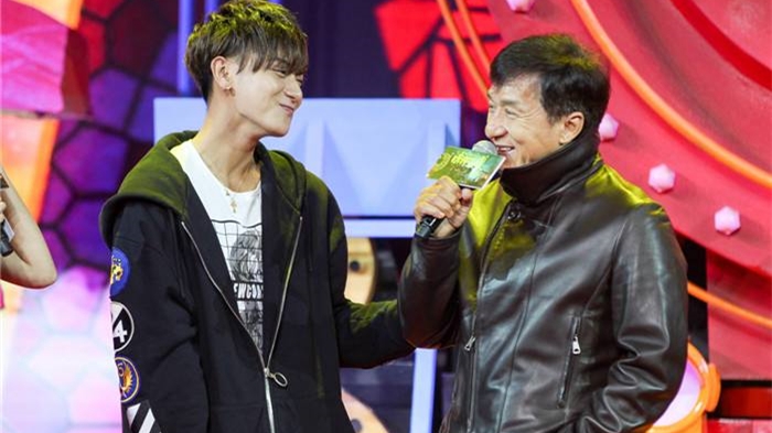 明星与成龙同台,张艺兴尴尬,吴亦凡笑的勉强,而黄子韬一脸宠溺