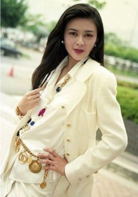 《绝世好b》是梁咏琪,古天乐与她主演的,一部香港喜剧电影!