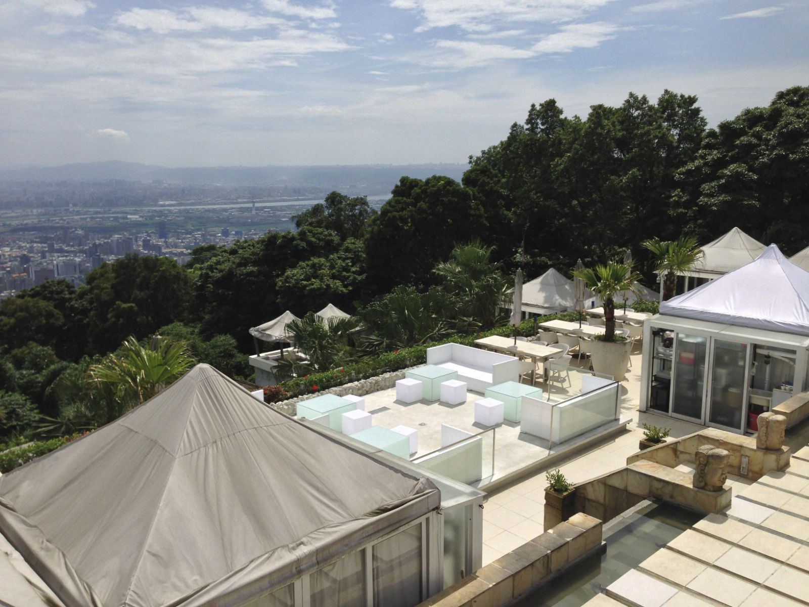 公园将逐步建大,百花争艳,是游览的最佳场所