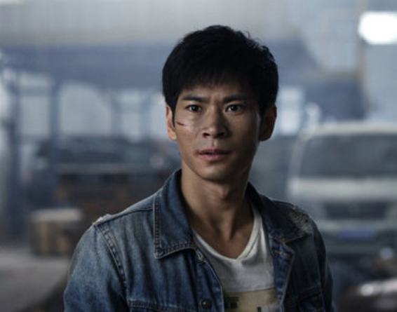 电影《玩命》讲述了身怀绝技的路阳(李炳渊饰)从事着玩命替身工作