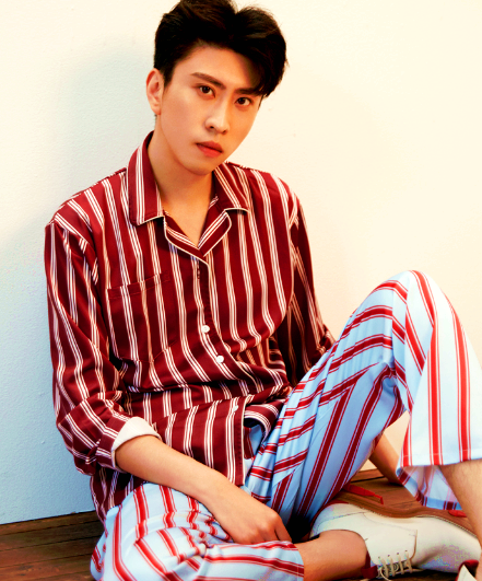 蒋易时尚写真照流出,粉丝印花西装尽显阳光帅气!网友:好帅啊!