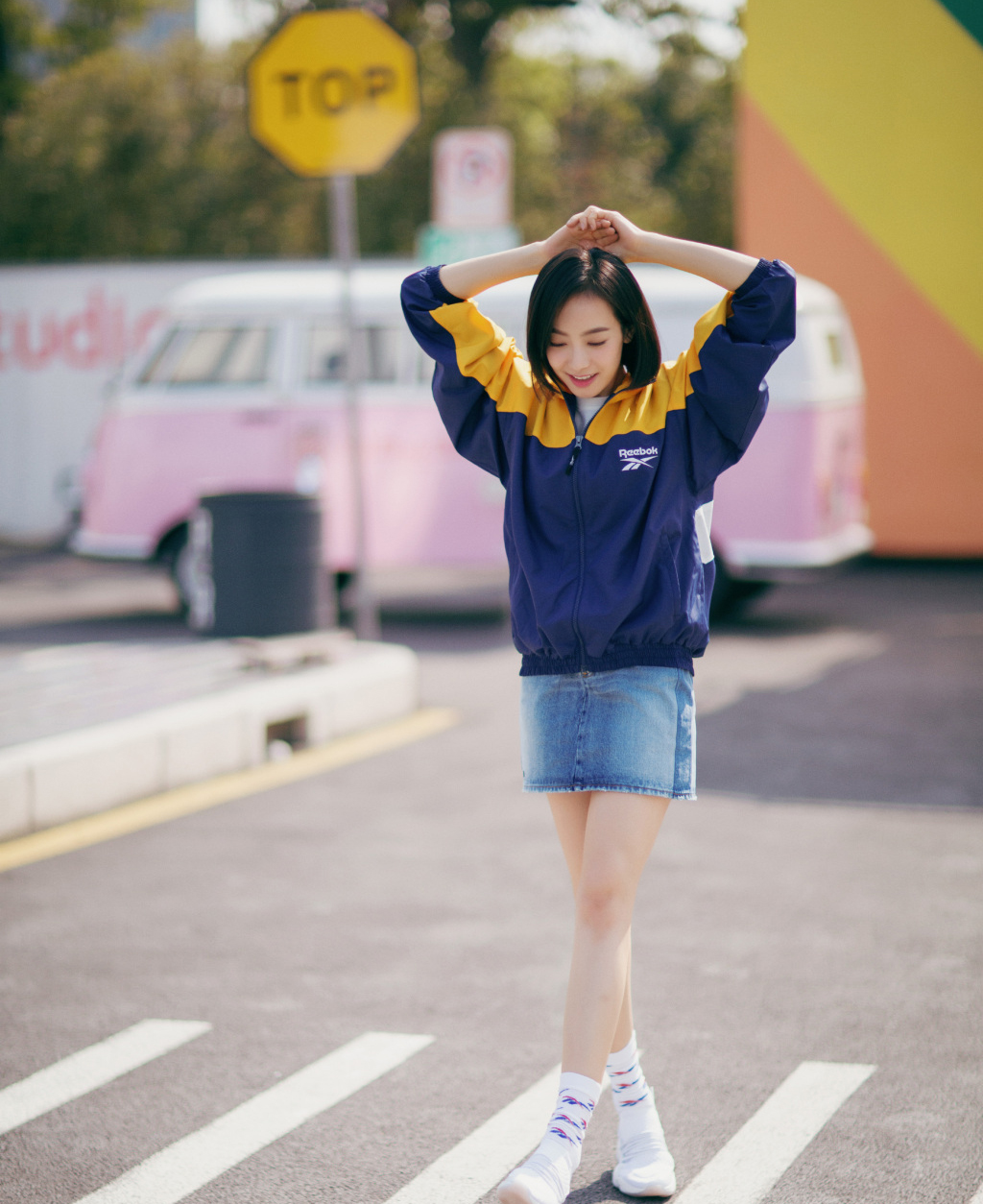 宋茜出席代言活动 一身运动装帅气阳光 网友:捕捉一只长腿女神