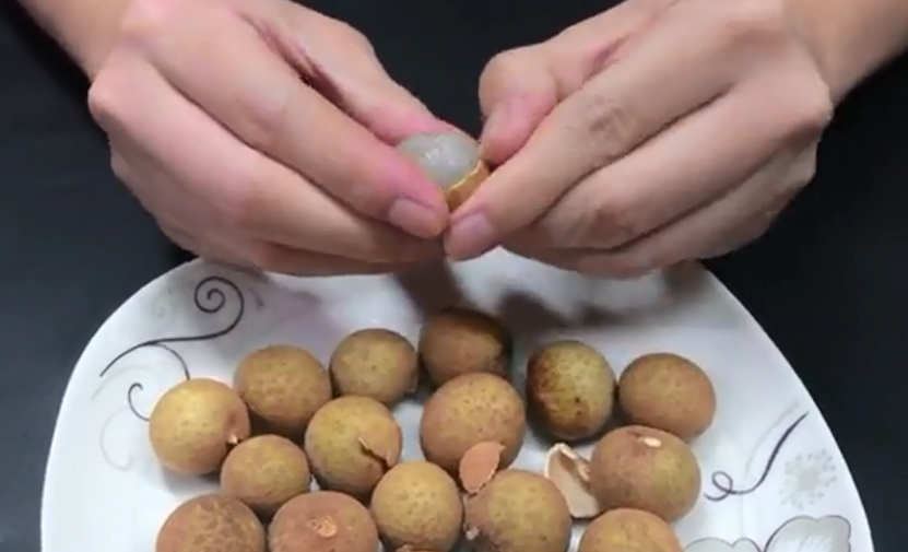 剥龙眼你还用手抠?用这个方法1秒剥一个,好吃不痛手