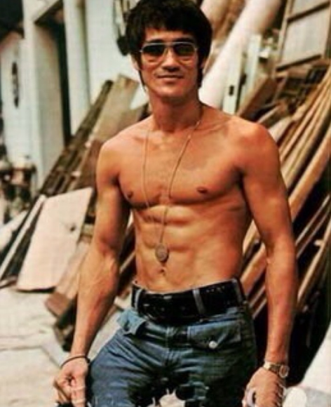 看了李小龙的肌肉,再看看李连杰的,这差距不是一般的大啊!