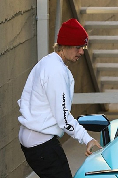 受刺激?比伯又没好好穿裤子,内裤露出一大截