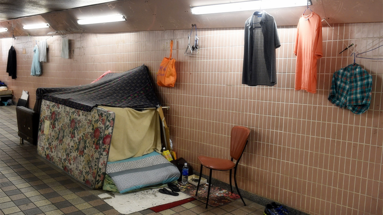 在寸土寸金的香港,那些无家可归的流浪汉都住哪里?看完令人心酸