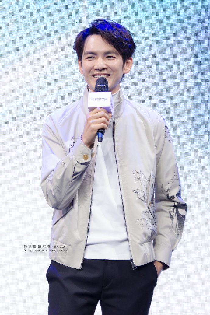 钟汉良亮相品牌活动,卡其色夹克外套时尚又帅气