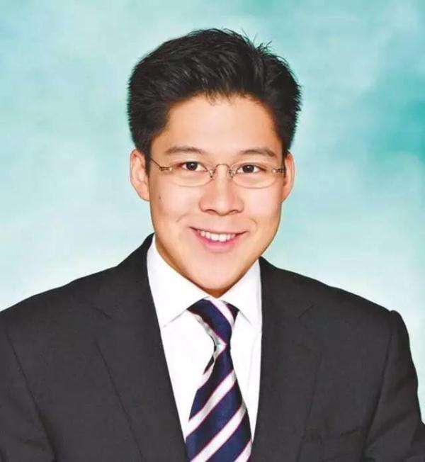 父子俩一走进超市,4岁的霍中曦就立马跑到花店选购鲜花