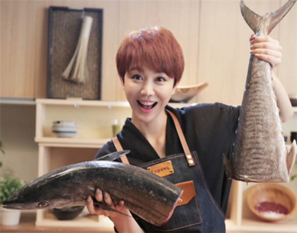 姜妍:清爽的短发加上笑起来的酒窝,说不出来的甜美