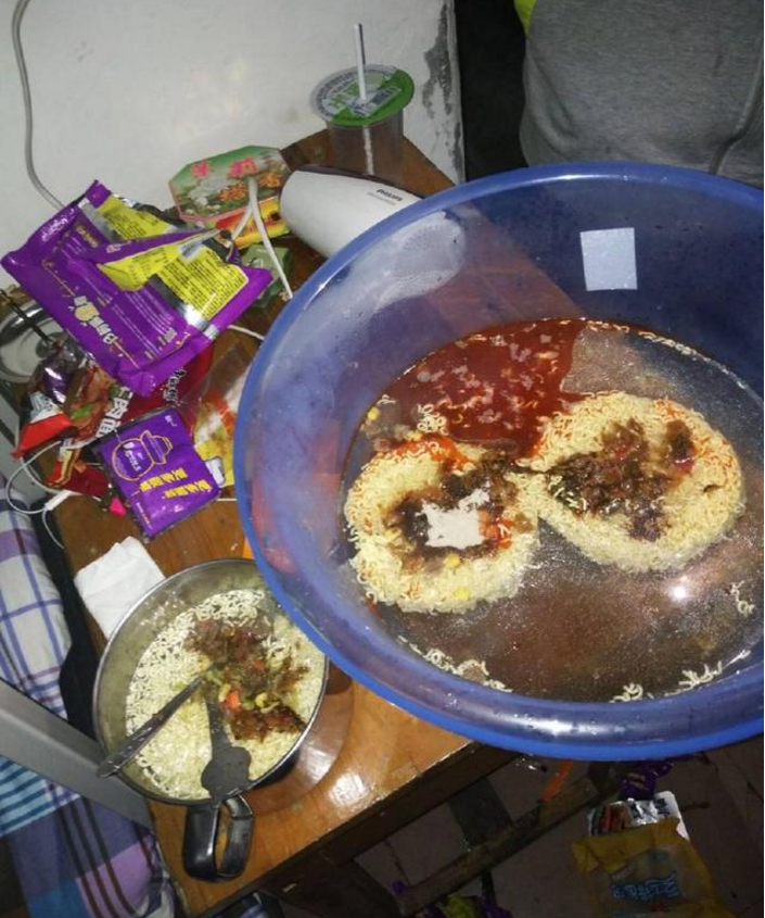 大学生用洗脚的脸盆泡方便面,这口味不是一般的重!