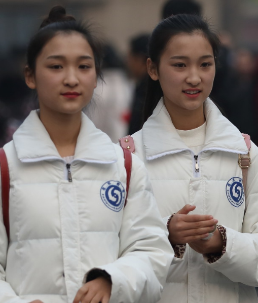 艺考双胞胎,17岁的她们每天赶往不同高校考试毕业后希望当明星