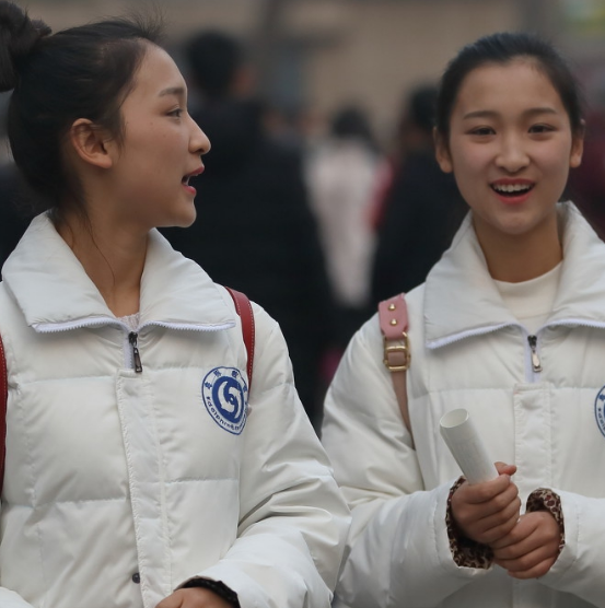 艺考双胞胎,17岁的她们每天赶往不同高校考试毕业后希望当明星