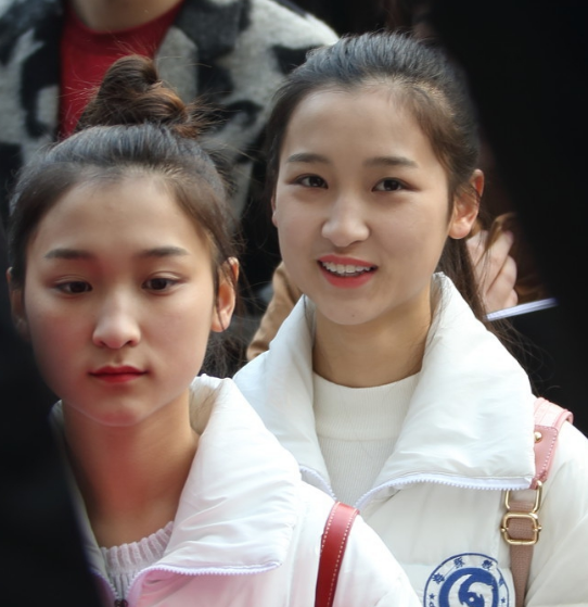 艺考双胞胎,17岁的她们每天赶往不同高校考试毕业后希望当明星
