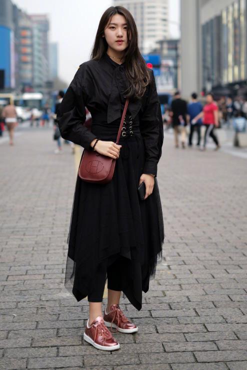 街拍:厦门美女摆拍,颜值超高的美女们,最后一张我想恋爱了