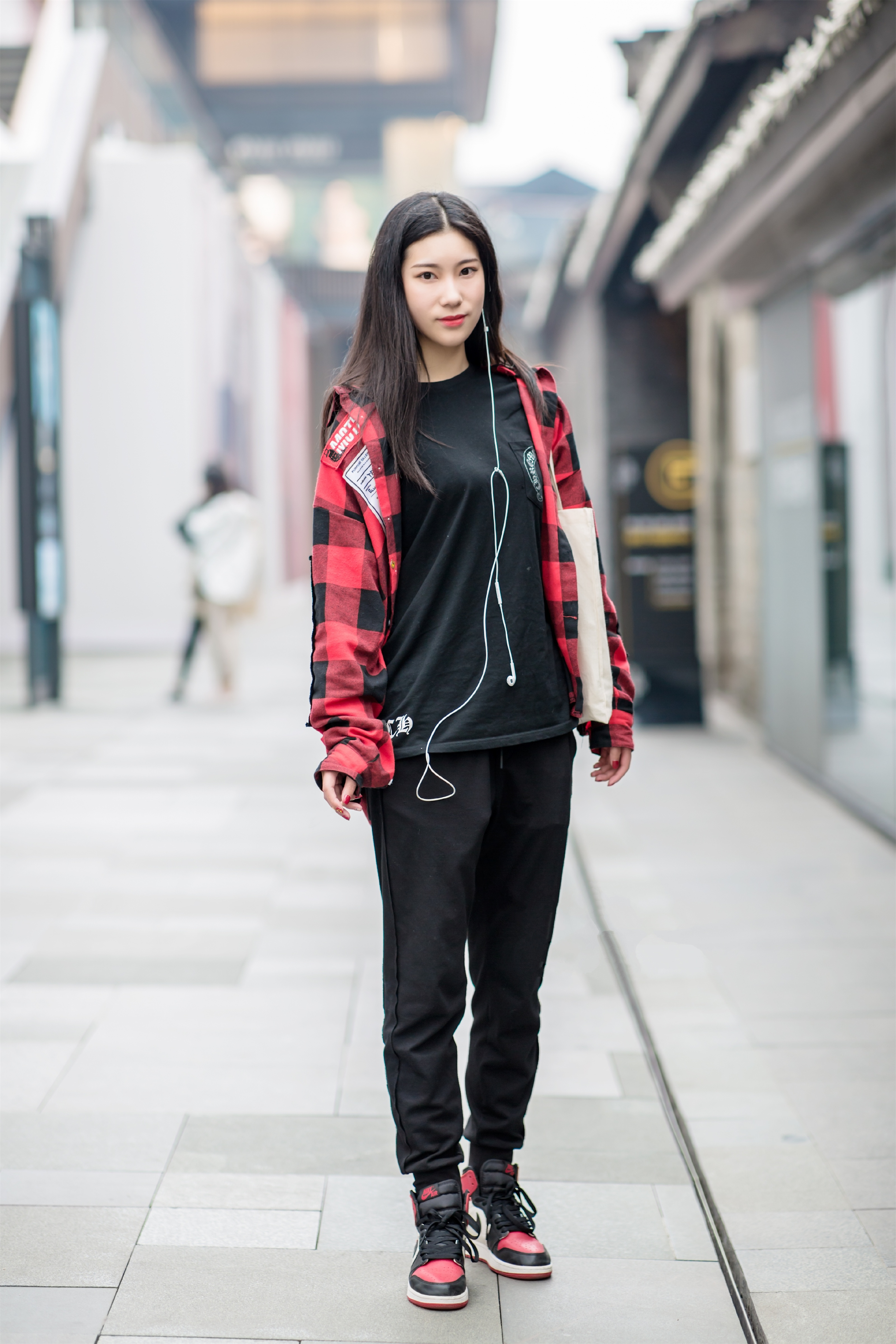 街拍美女:小姐姐颜值身材都在线,黑色系搭配显气质