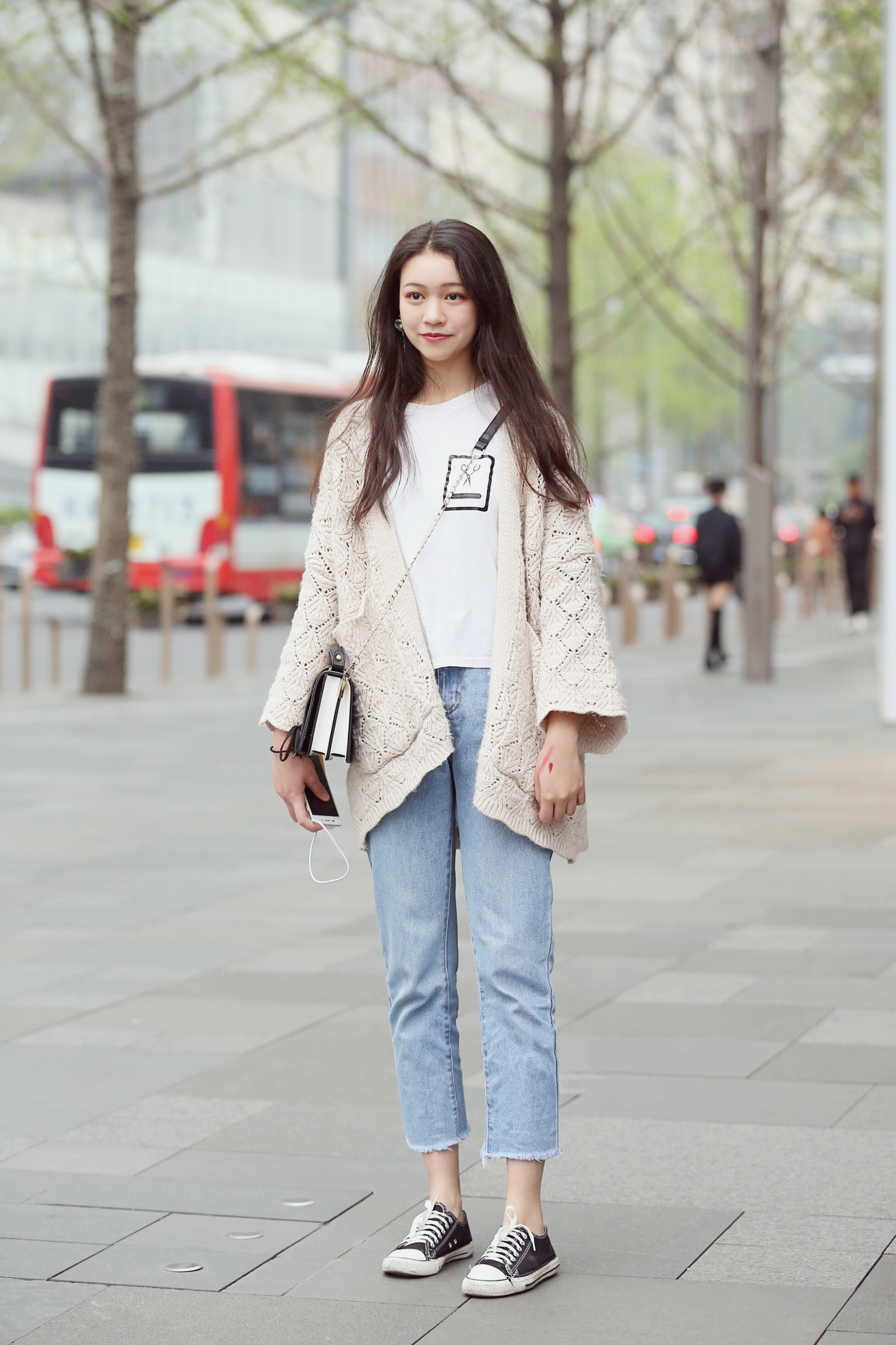 街拍美女:小姐姐颜值身材都在线,黑色系搭配显气质