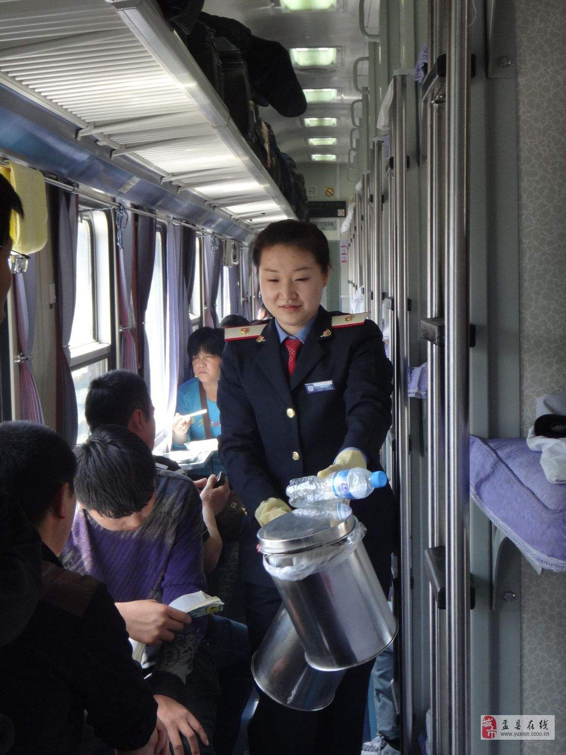 你知道火车乘务员工资多少吗?揭开真实工资,让你"不敢相信"啊