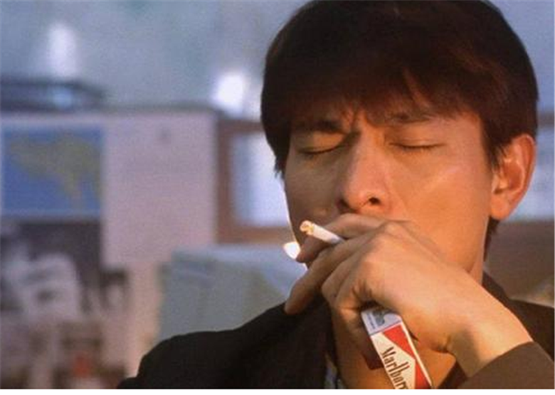 四大天王抽烟姿势大不同,黎明帅气张学友霸气,最嚣张的是他!