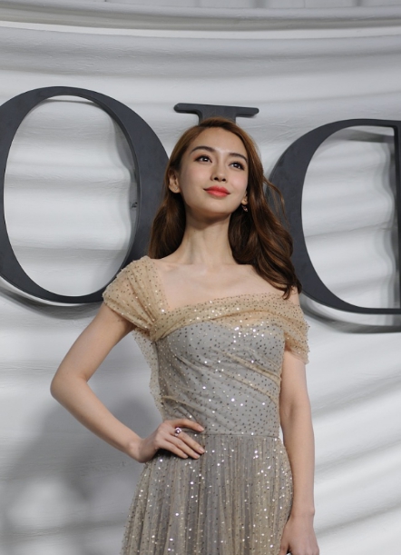 angelababy景甜秀场斗艳,一个成熟优雅一个性感甜美