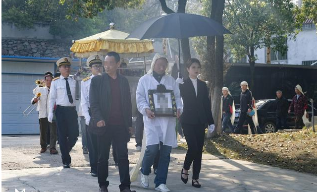 小姑娘陪男友一起上殡仪馆工作,姑娘:他抬灵,我撑伞,无怨无悔