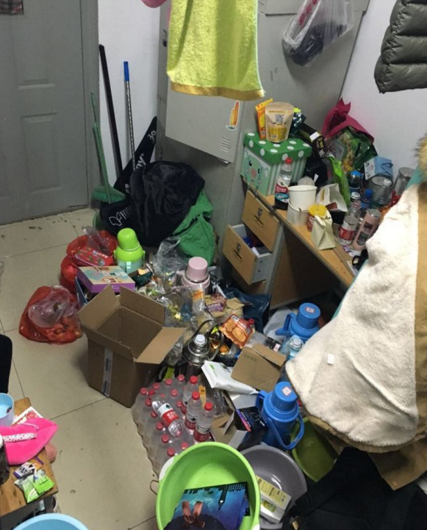 有些人表面光鲜艳丽,背地里的宿舍却脏成这样