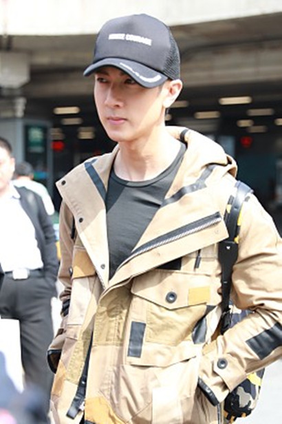 吴尊素颜皮肤好气色棒颜值经得起考验,双手插兜表情明快心情大好