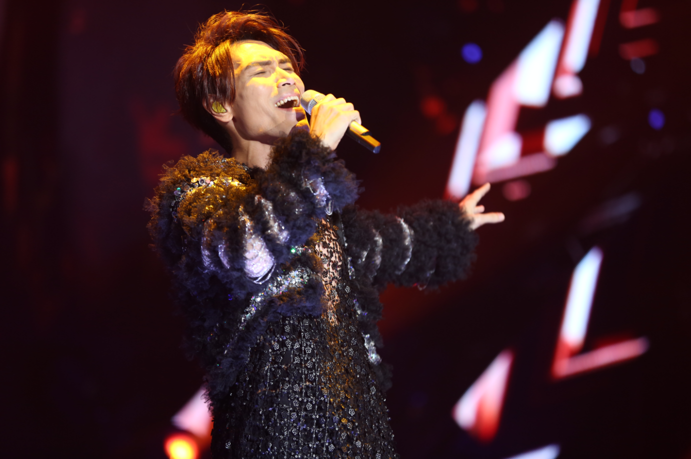 杨宗纬演唱会迟到忘词没道歉!观众难忍怒火怒斥喊"退票"