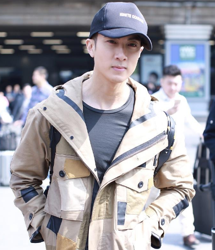 吴尊素颜经得起考验 双手插兜心情大好