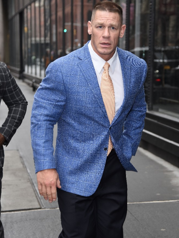 wwe巨汉约翰·塞纳现身纽约,推广自己的新电影《护航者》