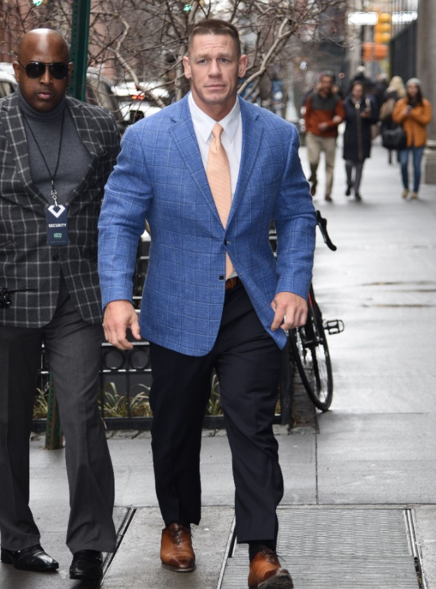 wwe巨汉约翰·塞纳现身纽约,推广自己的新电影《护航者》