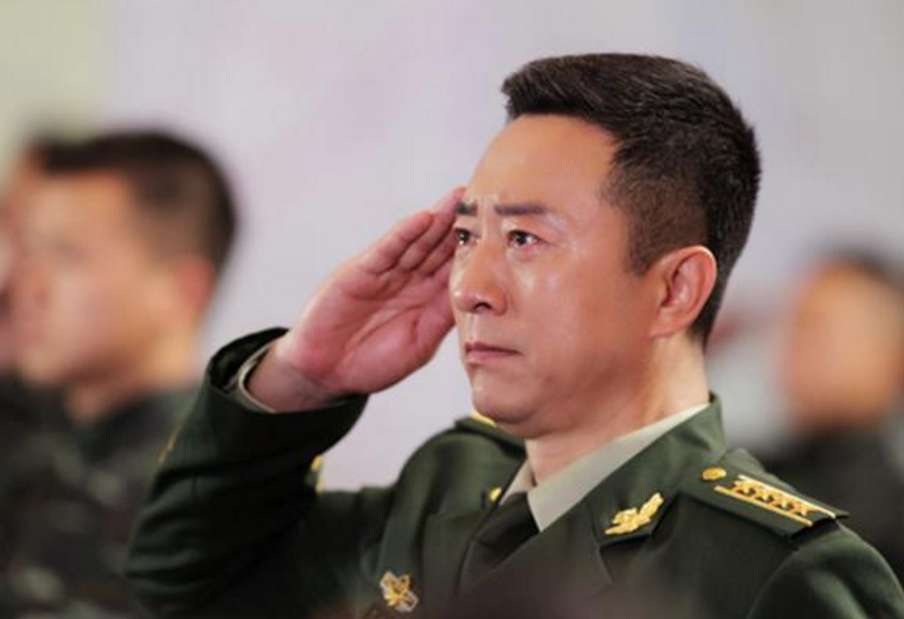 曹克难因为是军人出身,所以他成功地演绎了很多个硬汉形象