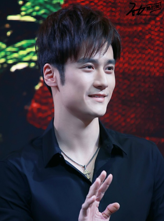 蒋劲夫的6张照片,看到最后一张才知道他为什么爱穿长裤!