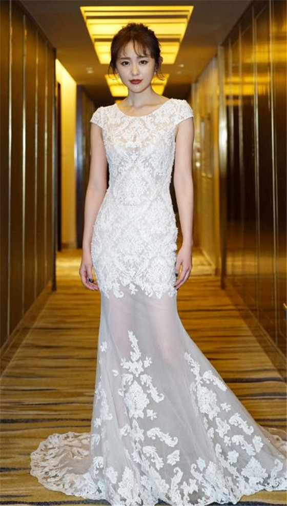 孙耀琦凭借穿搭展现性感,妩媚的气质