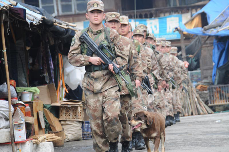 中国边防兵在中缅边境巡逻