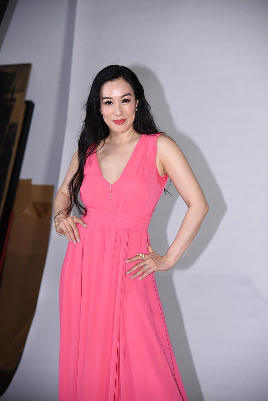 有着168公分身高的钟丽缇,穿上长裙高挑大方