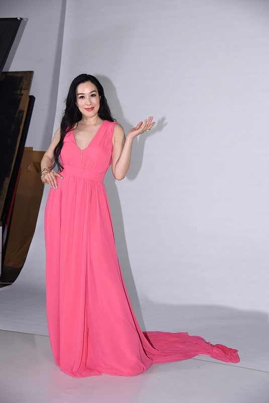 有着168公分身高的钟丽缇,穿上长裙高挑大方