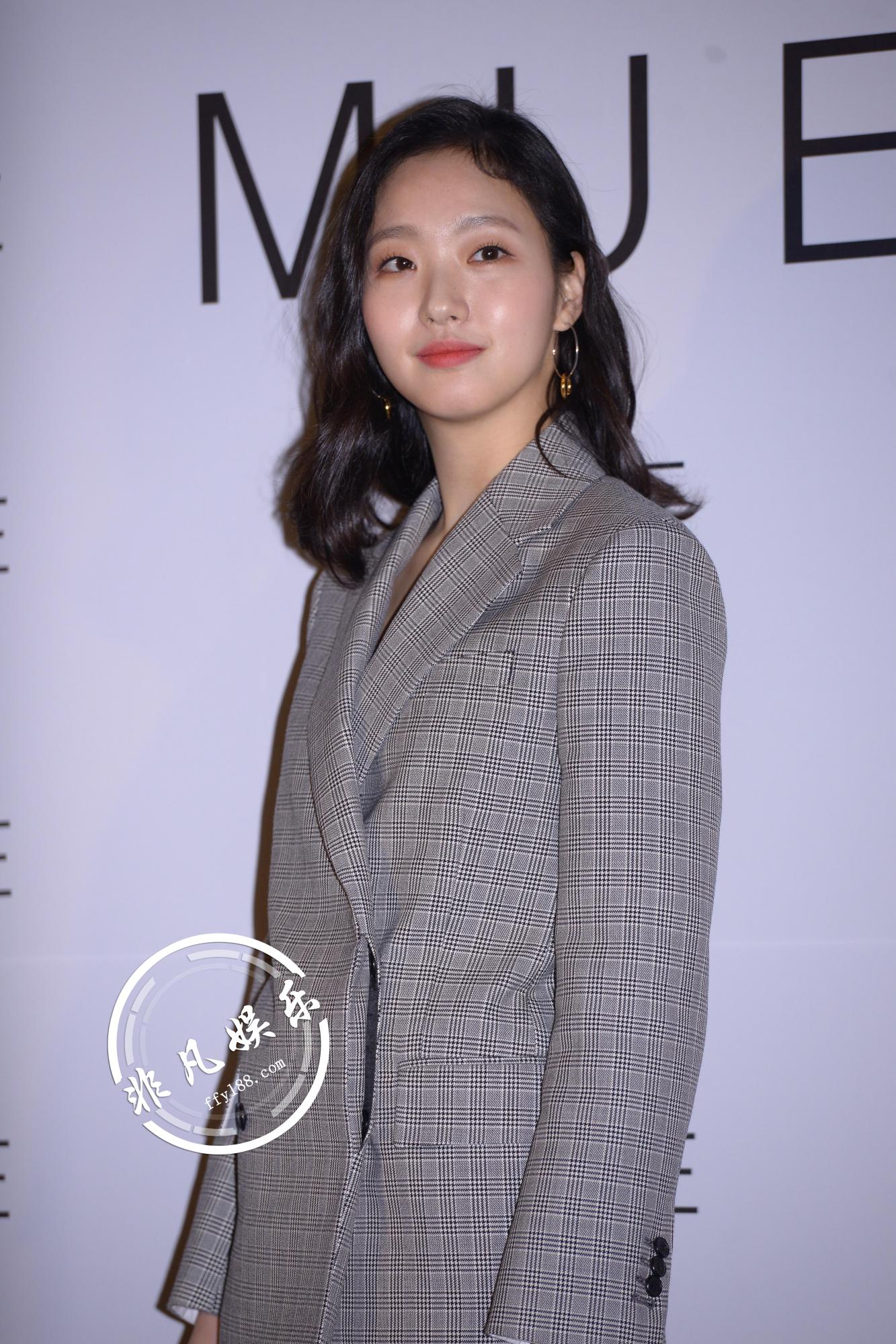 金高银一身格子西装出席mue照片墙 帅气又不失女人味!